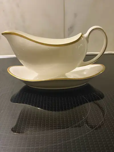 Wedgwood – California – Gravy Boat and Stand, View more
