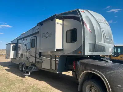 36 Ft Fifth Wheel Trailer Always stored inside Only used for two seasons. Very Clean unit. 3 Pull ou...