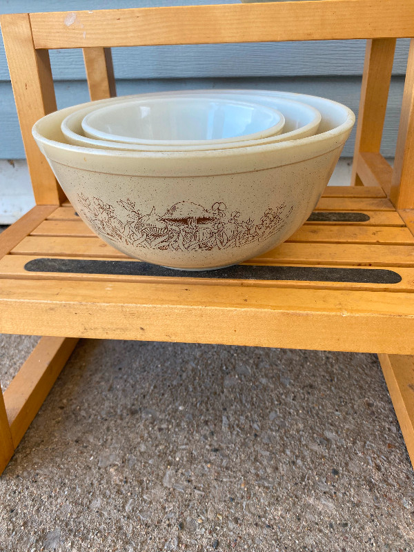 Vintage Pyrex bowl sets in Kitchen & Dining Wares in Windsor Region - Image 2