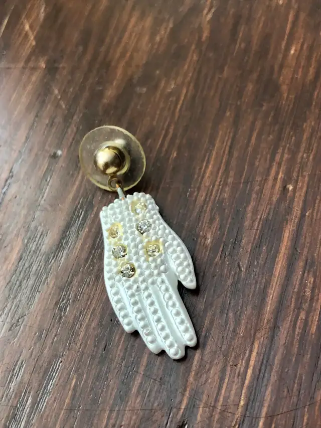 Single White Glove Earring Picasso Michael Jackson Frida Je in Arts & Collectibles in Calgary - Image 3