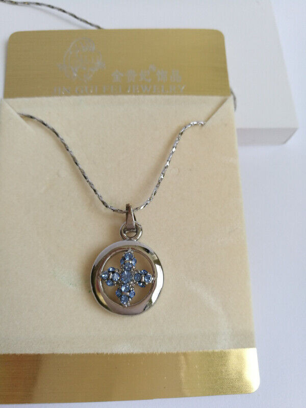 Fashion necklace with crystal pendant.  All new. dans Bijoux et montres  à Ville de Montréal - Image 2