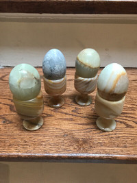 Stunning Onyx eggs with holders/œufs en onyx