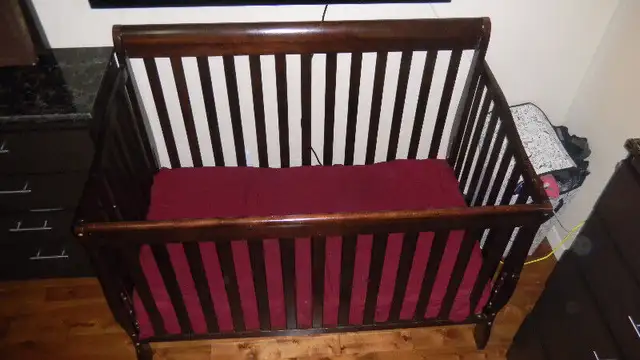 lit bébé Bassinet, très solide avec matelas très propre in Cribs in City of Montréal - Image 2