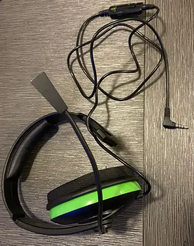 Headphones with mic Adjustable Volume and mic mute control Connects to Xbox controller via AUX