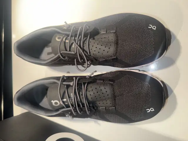 New On Cloud Women’s Size 10 Black White Athletic Running Shoes in Men's Shoes in Kitchener / Waterloo - Image 4