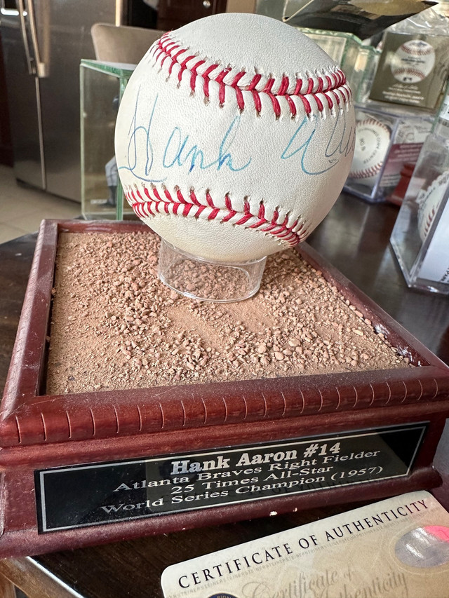 Hank Aaron Certified Autograph Baseball in Arts & Collectibles in Oakville / Halton Region