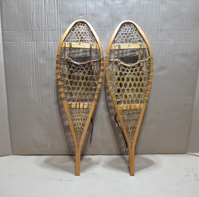 Mukluk Bastien Bros. 6 femme + Raquettes 36 " en babiche. in Fishing, Camping & Outdoors in Québec City - Image 7
