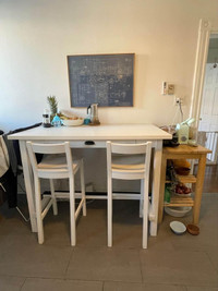 Table de bar IKEA et 2 chaises (modèle NORDVIKEN)