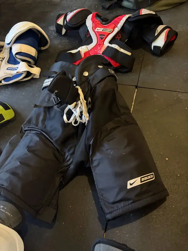 Youth Large Hockey Equiptment in Hockey in London - Image 5