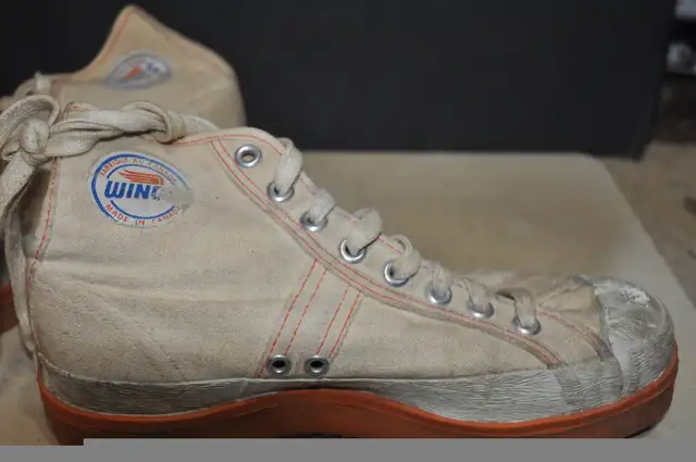 ACTON Wings Broomball sponge Sneakers shoes size 6 vintage Canad in Arts & Collectibles in Victoriaville - Image 4