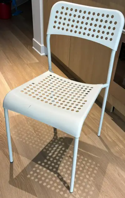 Chaise IKEA ADDE blanche en plastique, structure metal blanche. Legere et empilable. Bon etat genera...