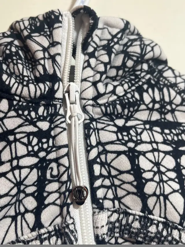 Lululemon White Black Glacier Lace Scuba Hoodie sz 6 in Women's - Tops & Outerwear in Mississauga / Peel Region - Image 7