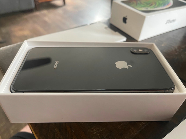 iPhone XS Max 64 GB Space Grey in Cell Phones in Hamilton - Image 3