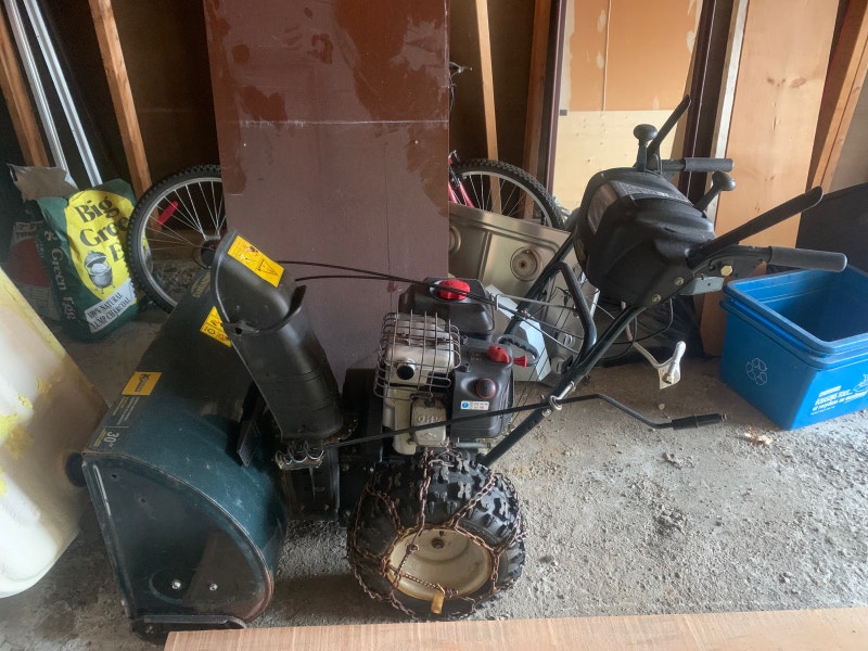 Yardworks 30” 10.5hp snowblower. Chains on tiresElectric start