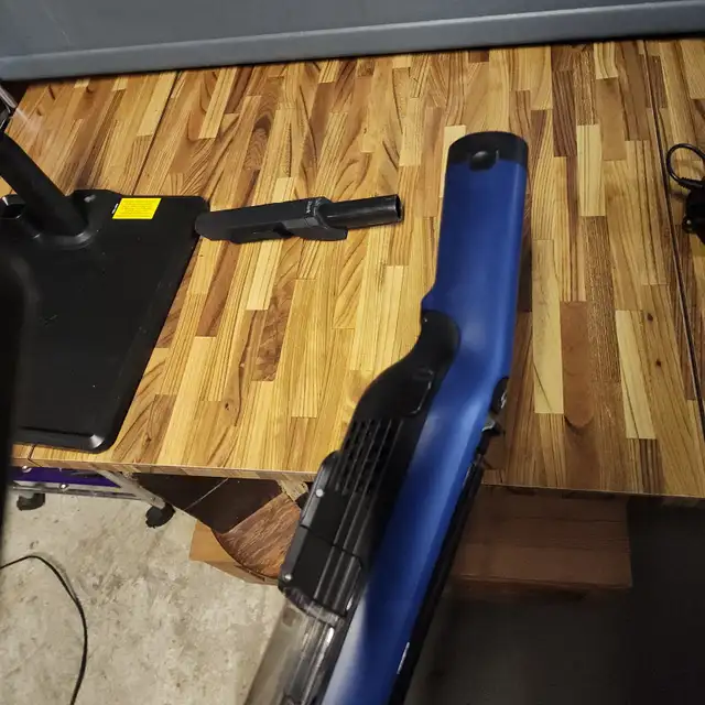 Shark wireless Vacuum cleaner rubber power fins small cordless - in Vacuums in Oakville / Halton Region - Image 10