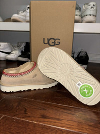 Selling brand new size 6 Uggs!!