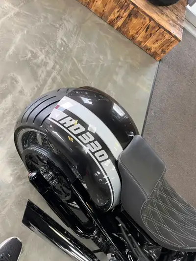 Très belle PRO STREET construite ici par notre artisan. Assurément, cette moto attirera les regards,...