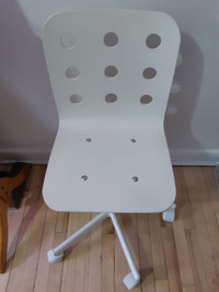 Chaise IKEA blanche à roulettes