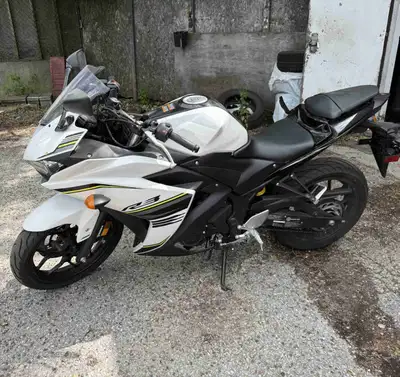 This pre-owned 2017 Yamaha R3 is a fantastic sport bike featuring a 321cc liquid-cooled engine and h...