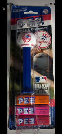 Pez NY MLB New York Yankees Baseball Candy Dispenser 