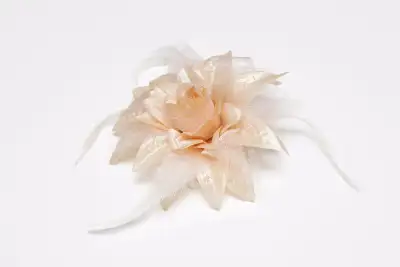 Fleur beige avec plumes 5 ½’’ (neuve), View more