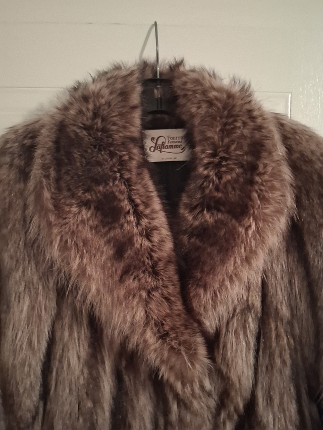 Manteau de fourrure in Women's - Tops & Outerwear in Laval / North Shore - Image 3