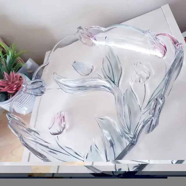 Vintage  Mikasa Tivoli Crystal Pink Tulips Large Flower Divided  in Home Décor & Accents in Ottawa - Image 3