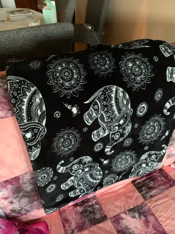 Blanket/Throw for Sofa in Home Décor & Accents in Vancouver - Image 2