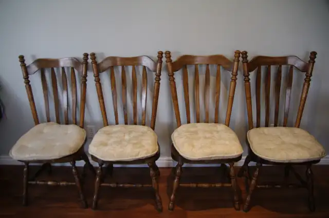 Kitchen Table with Chairs in Dining Tables & Sets in Markham / York Region - Image 6