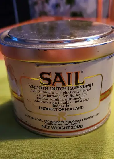 Une boîte de tabac Vintage vide. SAIL. Smooth Dutch Cavendish. 200g. Hollande. Naturel. Tabac à pipe...
