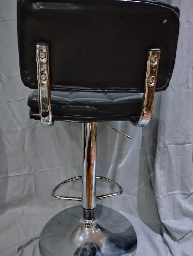 Swivel & height adjusting stool in Chairs & Recliners in Markham / York Region - Image 7