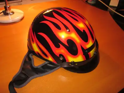 Casquede Moto DOT , grandeur XS , (21 Pouces et 1/2 tour de tete). Je demeure a Grandes-Piles Marie-...