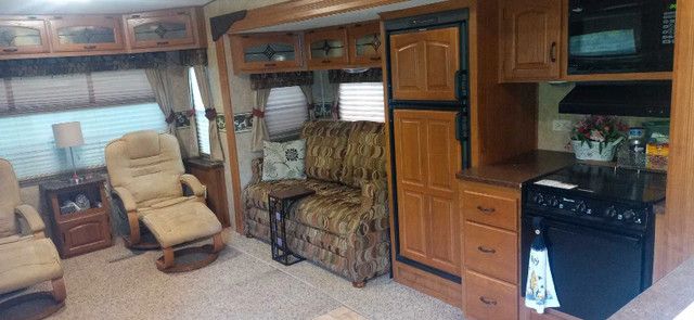 2011 Fox Valley 5th Wheel Camper 32.5ft in Travel Trailers & Campers in Prince Albert - Image 4
