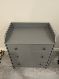Grey 3 droor dresser with overhead 