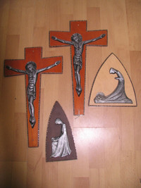 CRUCIFIX ET PLAQUE BOIS ET MÉTAL SCULPTÉ A. NEILSON ARTISAN