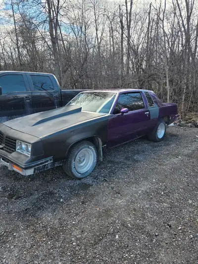 86 cutlass 400 hp 327. 350 tranny with shift kit. 410 diff ratchet shift line lock good frame floors...