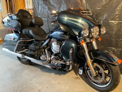 HARLEY-DAVIDSON FLHTK 2016 BELLE PEINTURE BLEU MÉTALLIQUE TRÈS CONFORTABLE POIGNÉE CHAUFFANTE CRUISE...
