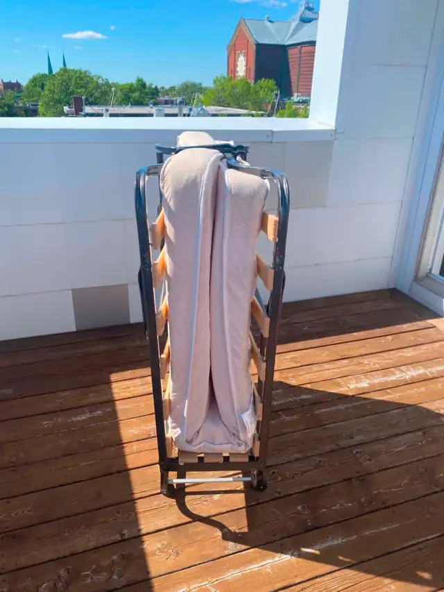 Lit simple pliant in Beds & Mattresses in City of Montréal - Image 3