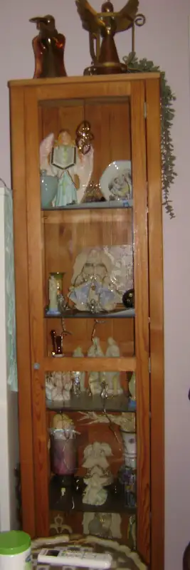 Bonjour, / Hello, Curio vintage en bois de 5 tablettes en verre. Pour vos décorations dans le salon...
