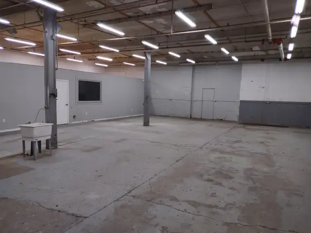 Commercial Trade Shop or Warehouse in Commercial & Office Space for Rent in London - Image 2