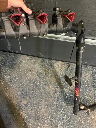 Support à vélos (3) de très bonne qualité. N’a servi qu’une dizaine de fois. Toujours entreposé dans...