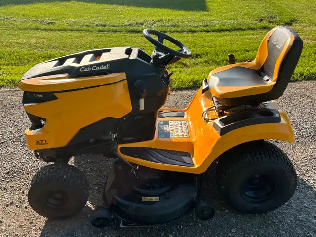 Cub Cadet XT1 46” in Other in London - Image 4