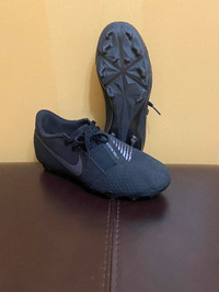 Nike unisex soccer cleats size 4.5 youth