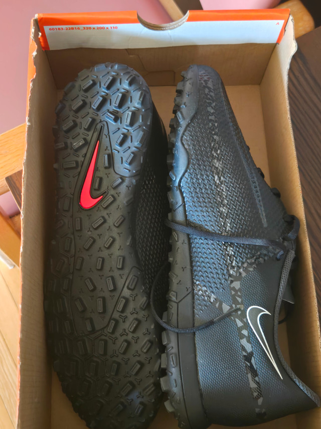 Nike Phantom Soccer cleats in Golf in Lethbridge - Image 2