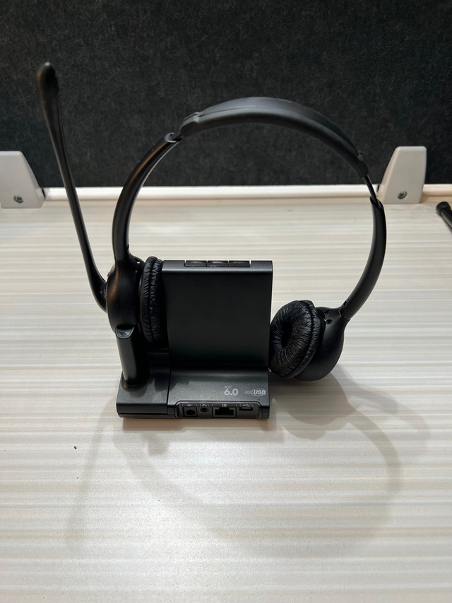 Plantronics Wireless Headset in Speakers, Headsets & Mics in London - Image 4