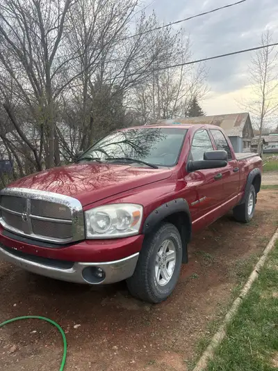 2007 ram 1500 5.7 hemi 4x4. 290000kms runs drives good. Needs driver side exhaust manifold for hemi...