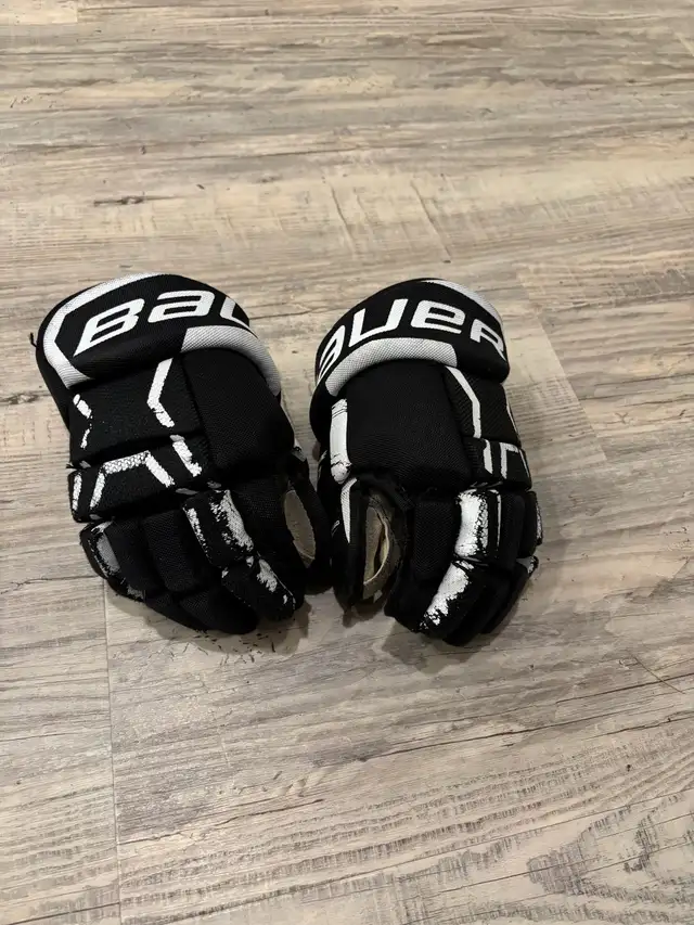 Hockey equipment for youth,, gloves, and elbow pads in Hockey in Owen Sound - Image 2