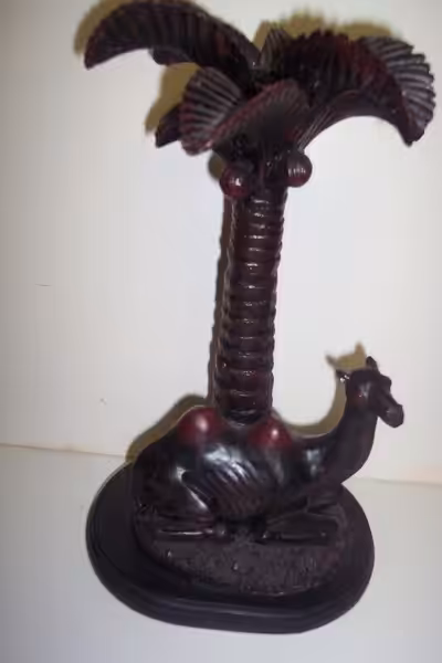 Base de lampe avec chameau coché à la base d'un palmier. Peut servir tel quel comme décoration ou la...