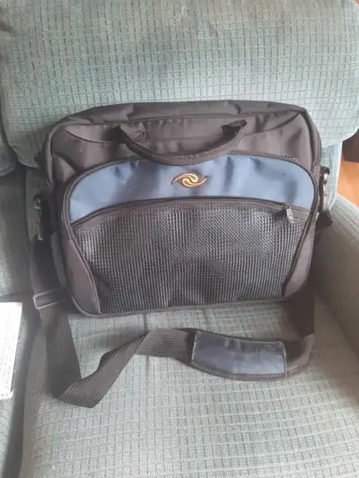 sac a ordinateur 17 pouces maximum Everki EKB403 se trouvent dans limoilou, G1J , Quebec svp voir me...
