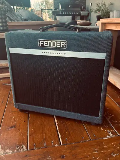 Fender Bassbreaker 15, View more